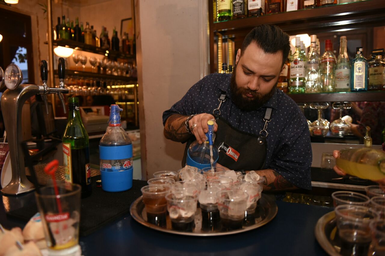 Tarde de lluvia y tragos en El Riel.