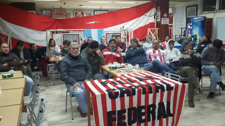 Como ocurrió el viernes, hubo apoyo para la Selección en la sede del Club Alumni.