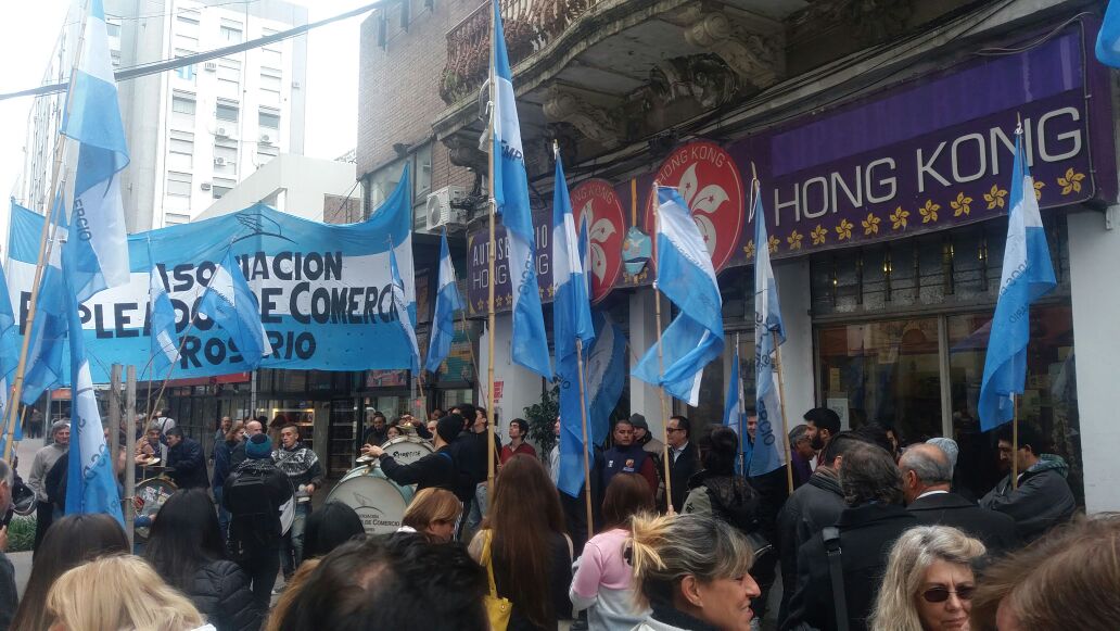 Mercantiles denuncian explotación laboral en supermercados chinos