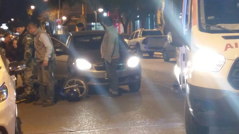La motocicleta tirada junto al Fiat Siena.