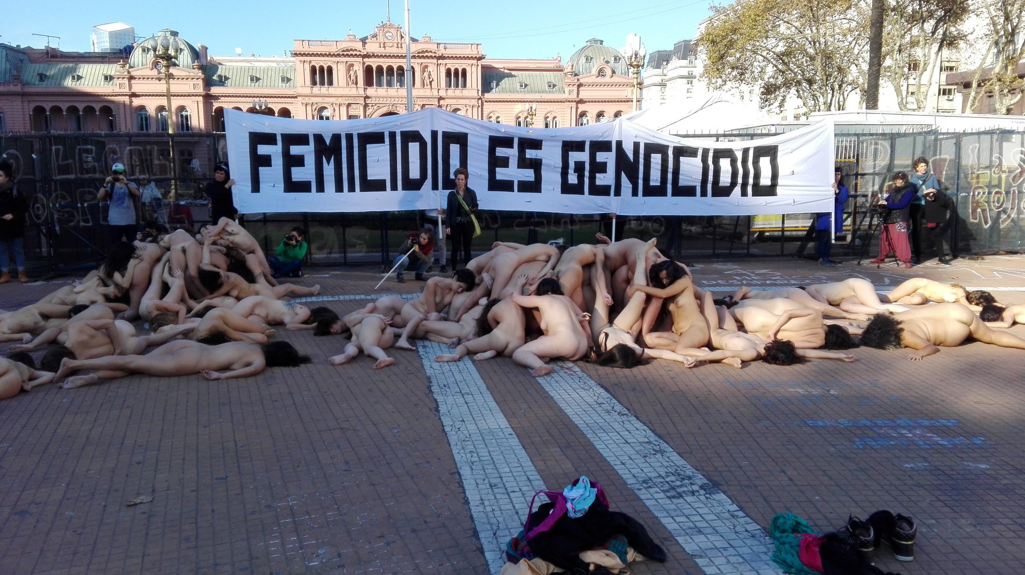 La intervención artística contó con la participación de cientos de mujeres. (Foto: Télam)