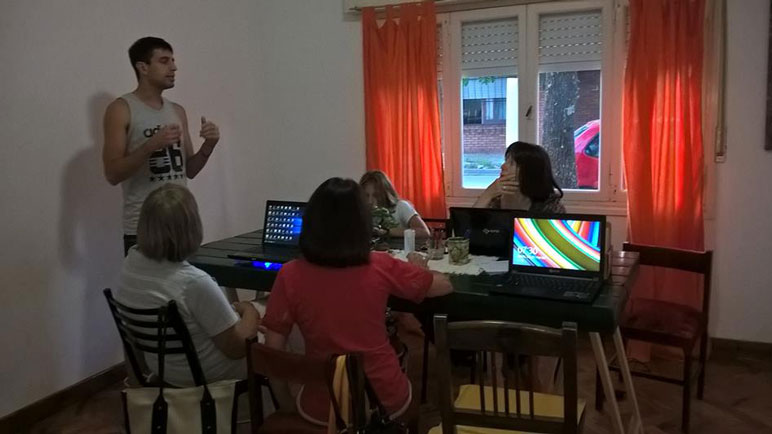 Los jóvenes se acercan a dictar cursos a los más grandes.