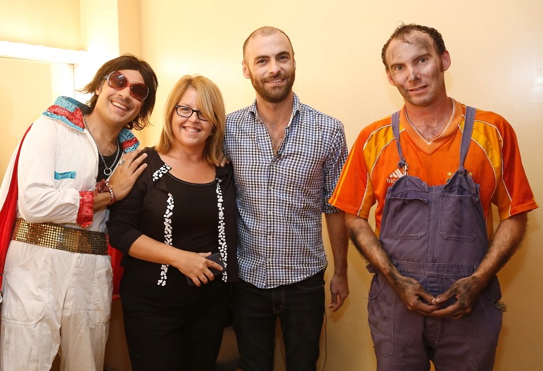 La concejala Nin y actores de la obra "La canción del Camino Viejo".