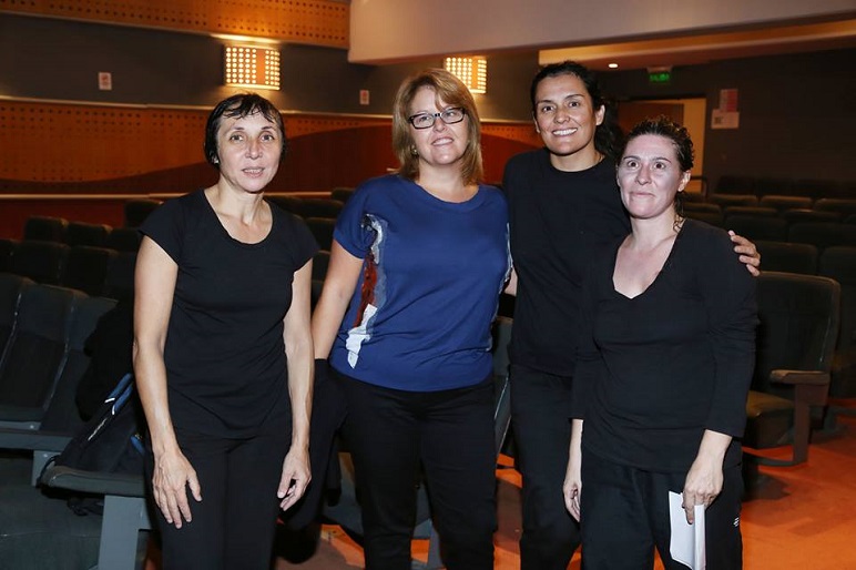 La concejala Nin con actrices de la obra "El fabuloso mundo de la Tía Betty".