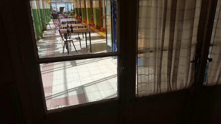 El vidrio roto en la puerta de ingreso a la sede del club Social.