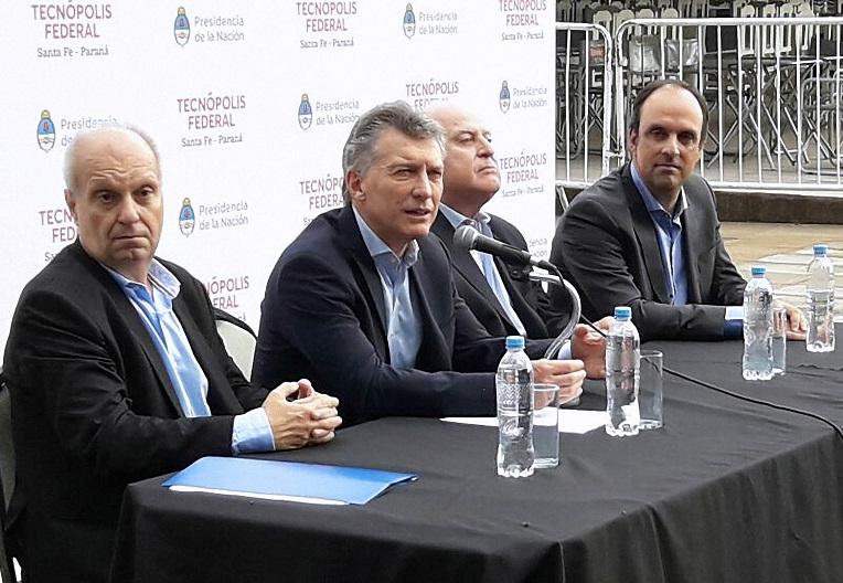 Macri, flanqueado por Lombardi y Lifschitz, y más allá, Corral.