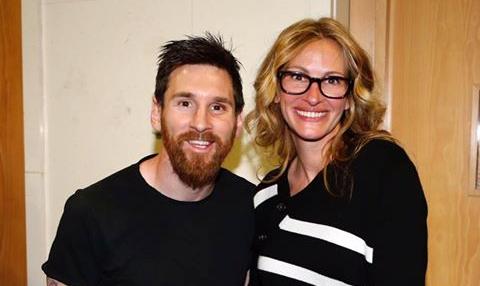 Dos estrellas se saludan: Messi y Julia Roberts en el vestuario del Madrid