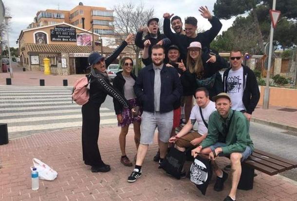 Joe McGrath (centro) con el grupo que lo invitó a viajar gratis