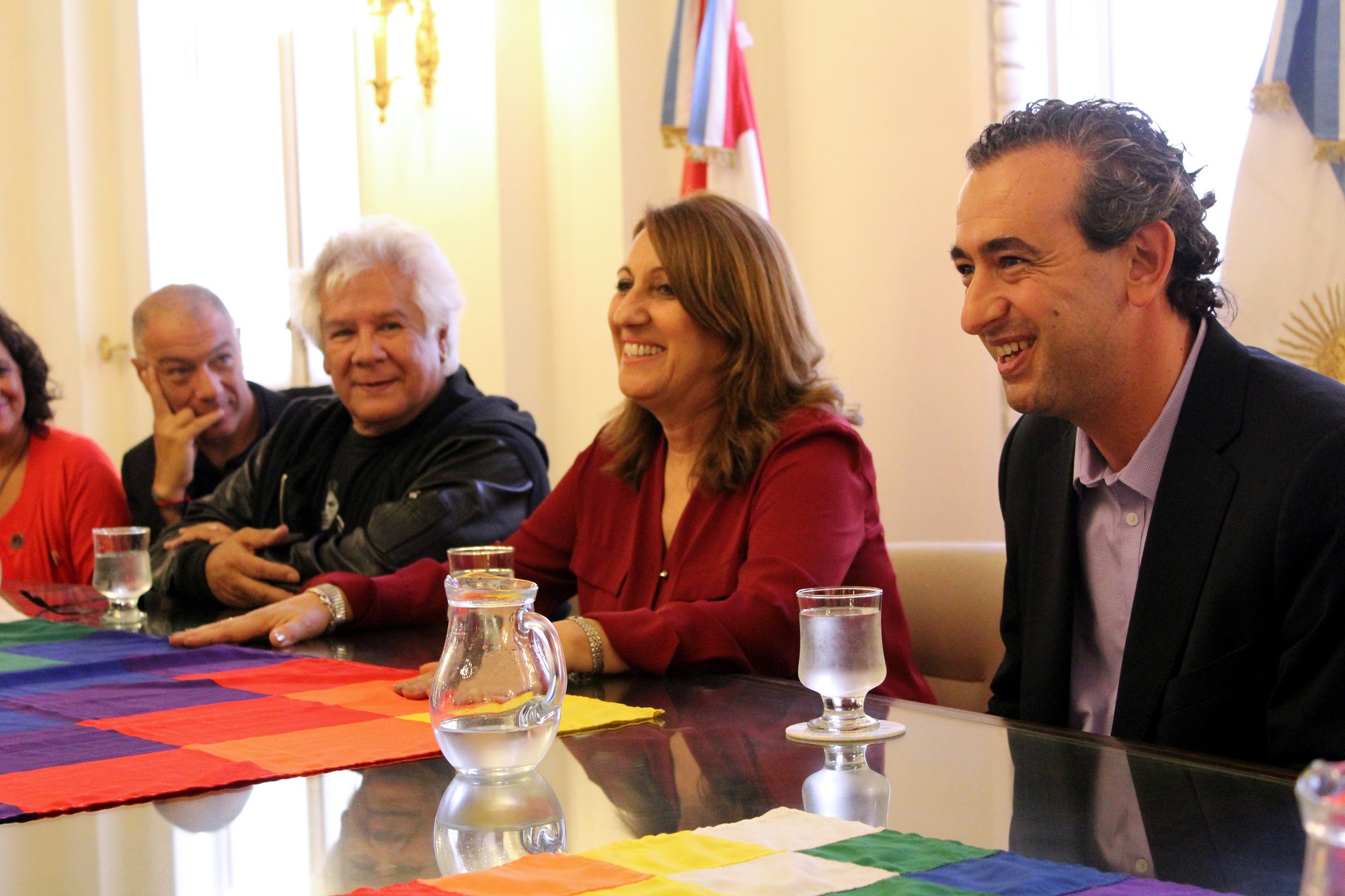Víctor Heredia cantó gratis en La Comedia para los pueblos originarios