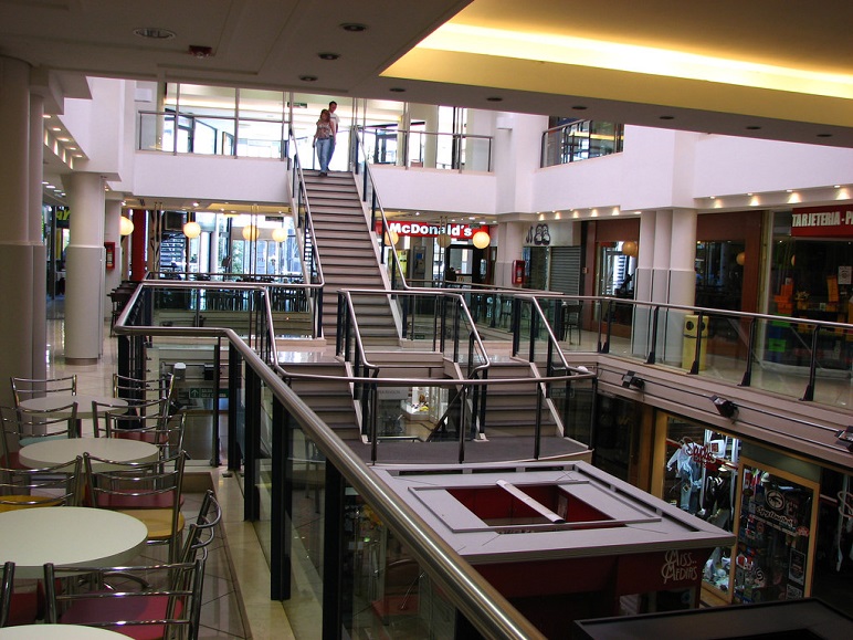 La cita se pactó en el Shopping del Siglo, junto a la escalera mecánica.