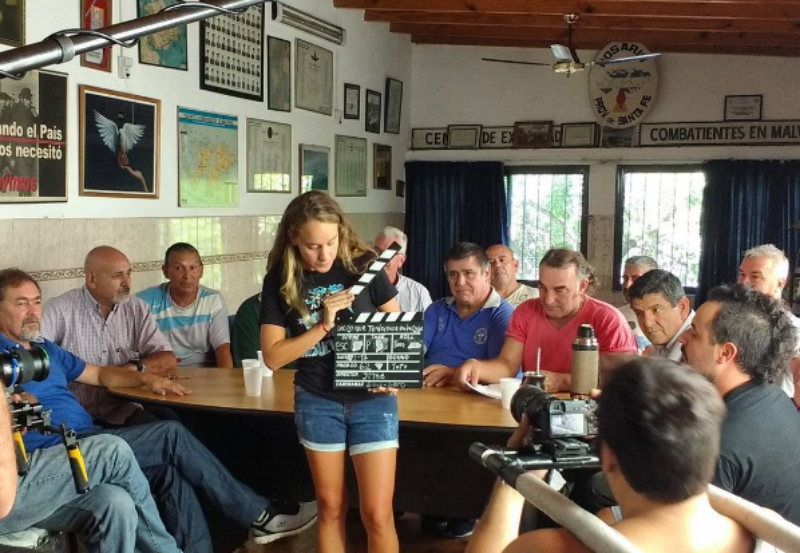 Los ex combatientes reunidos durante la planificación del film, rodean a la directora.