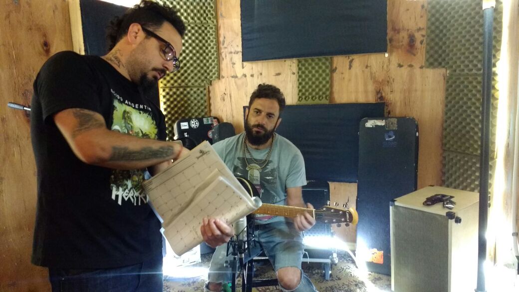 Franz Funes repasando el guión con el cantante Pablo Pino, uno de los músicos comprometidos con la causa.