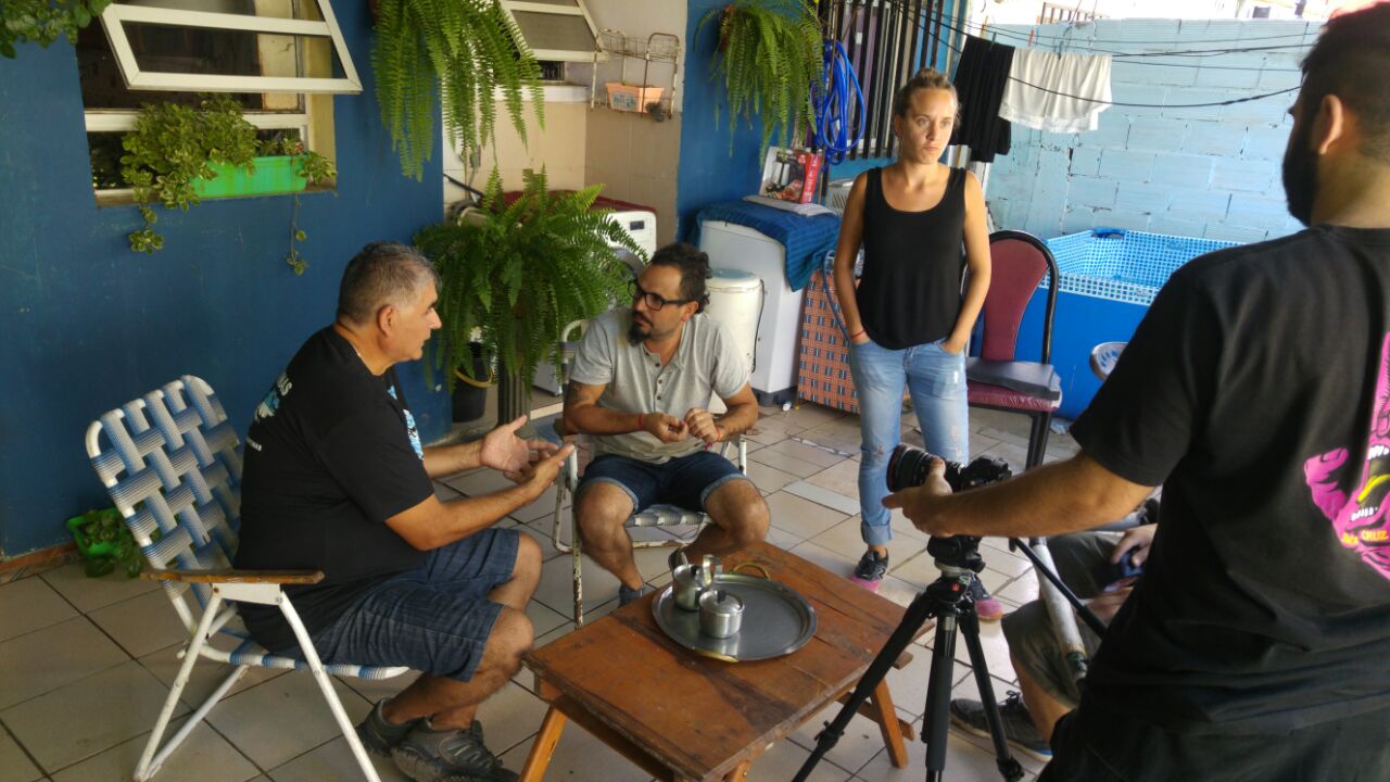 La directora Jimena Cháves con un ex combatiente y Franz Funes previo a una toma.