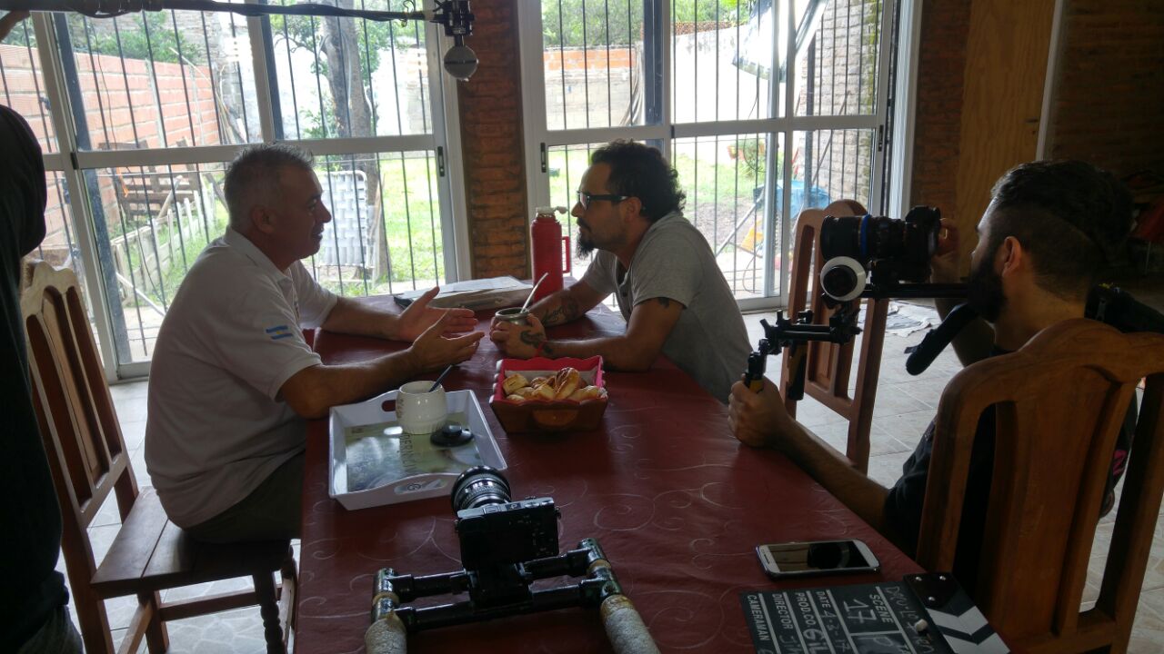 El backstage de una entrevista a un ex combatiente.