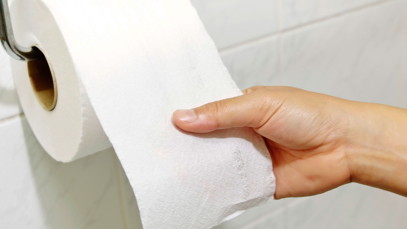 ¿Sirve de algo cubrir el asiento de inodoro con papel higiénico?