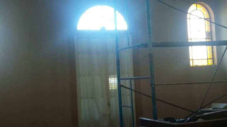 La reparación del techo del salón todavía no está terminada.