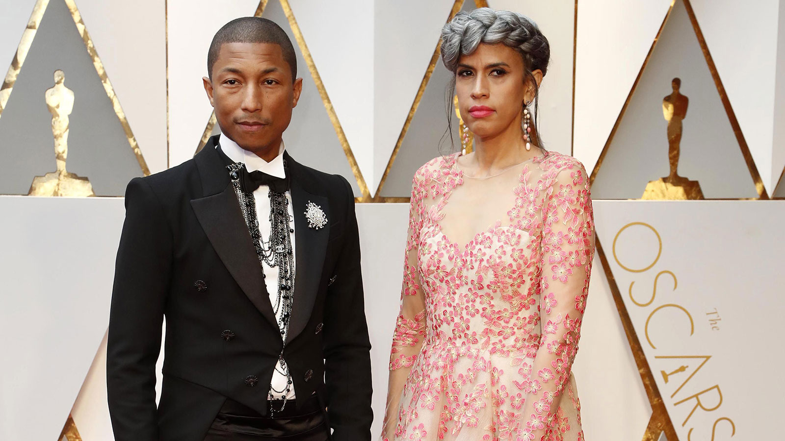 Pharrel y Mimi Valdez en la alfombra roja de Los Oscar.