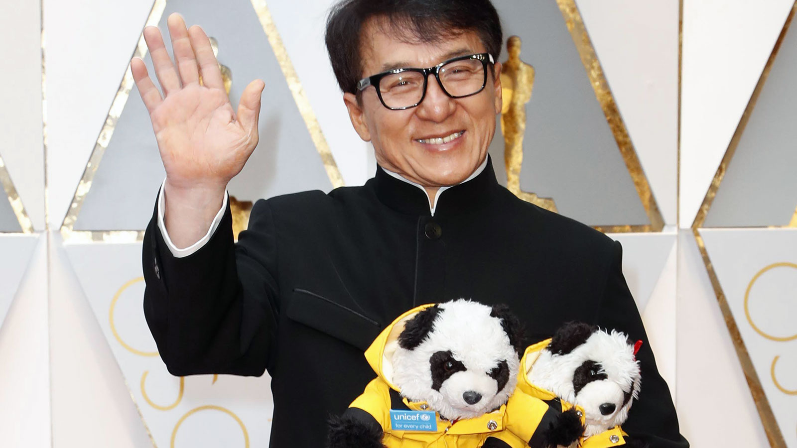 Jackie Chan en la alfombra roja de Los Oscar.