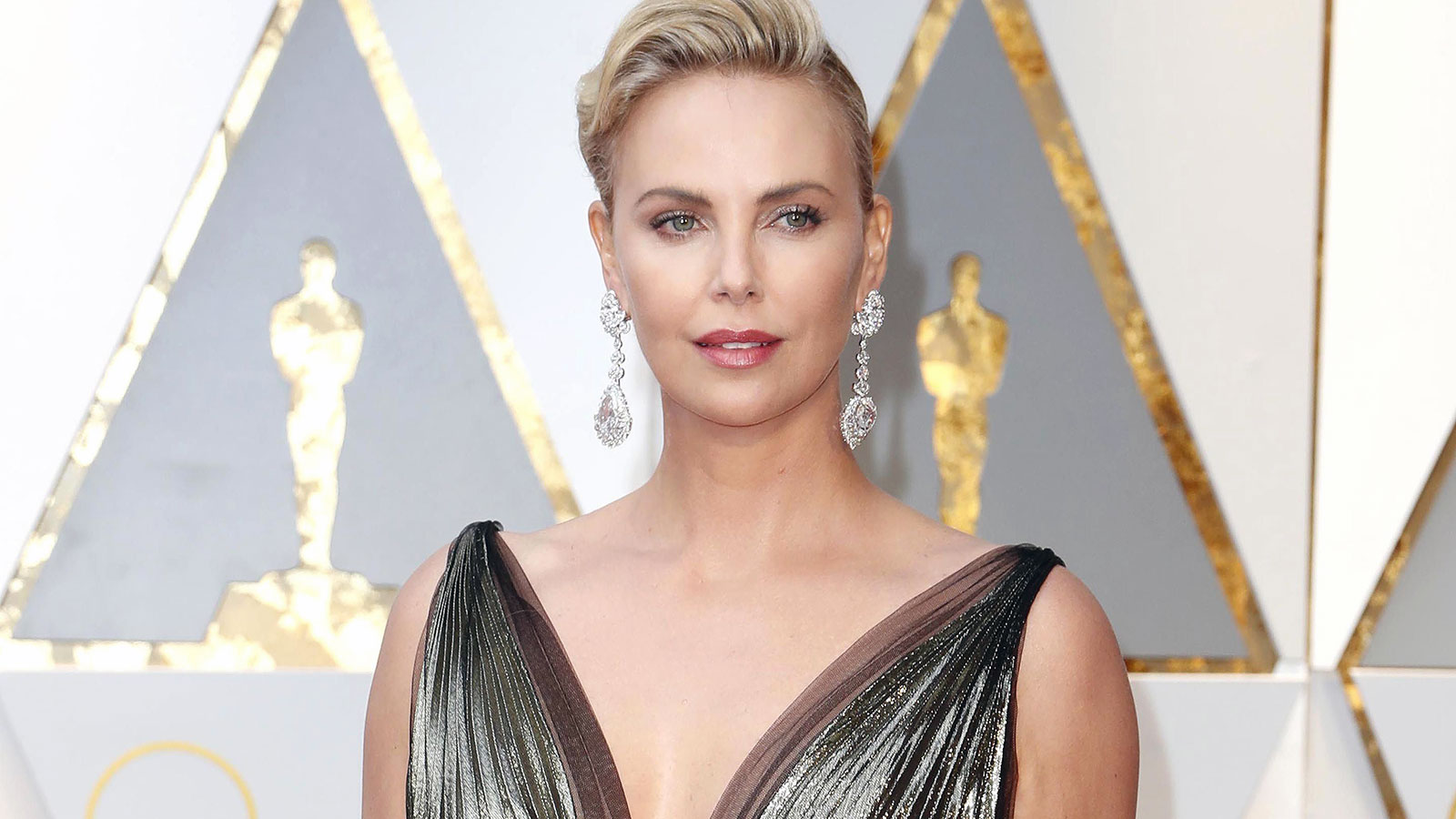 Charlize Theron en la alfombra roja de Los Oscar.