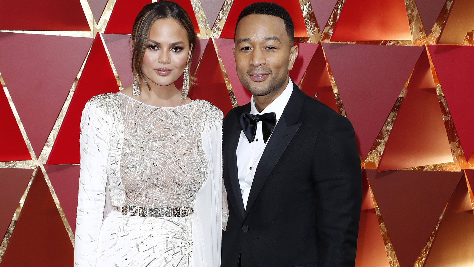 Chrissy Teigen y John Legend en la alfombra roja de Los Oscar.