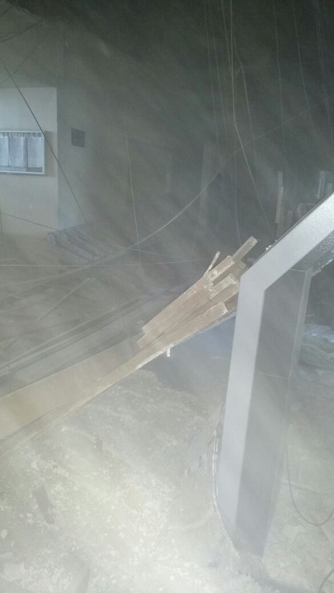 El techo se desplomó en feria y con los pasillos desiertos, por suerte.