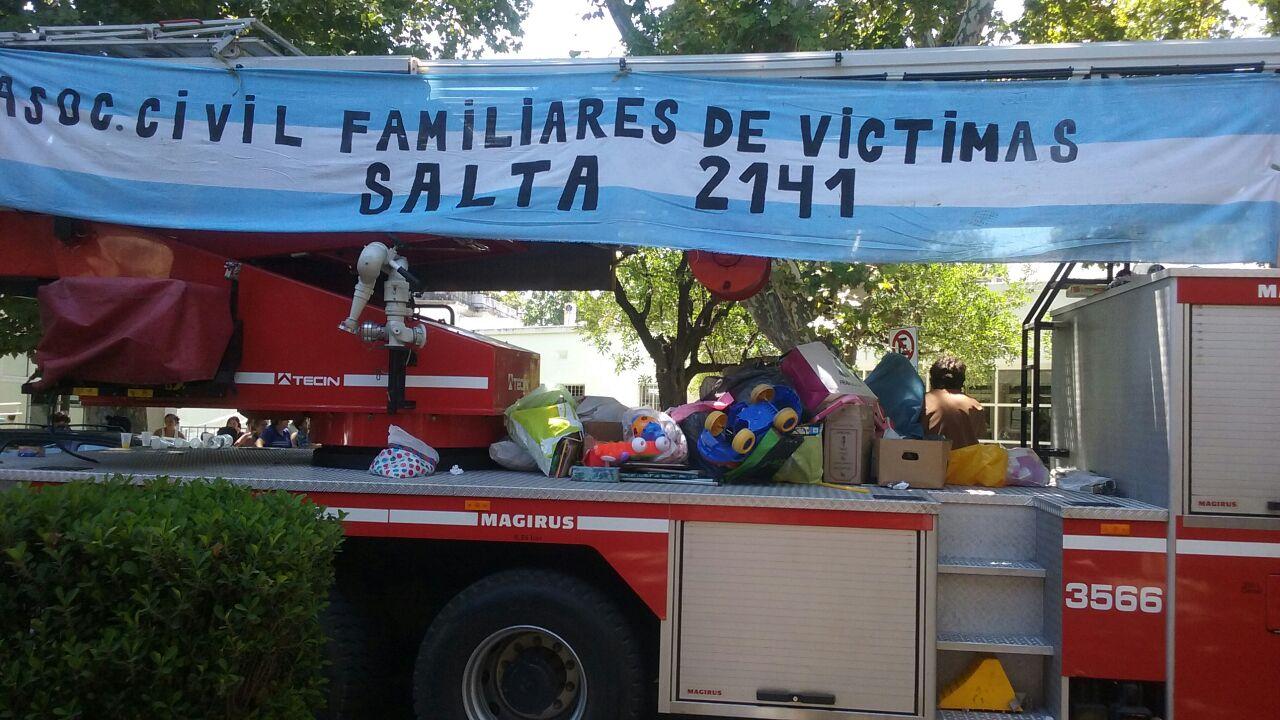 Familiares de víctimas de Salta 2141 y Bomberos repartieron juguetes.