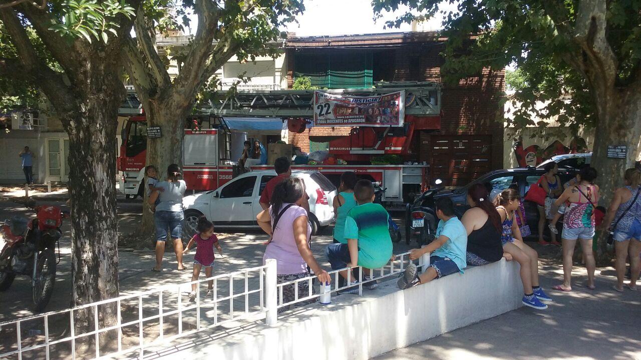 Familiares de víctimas de Salta 2141 y Bomberos repartieron juguetes.