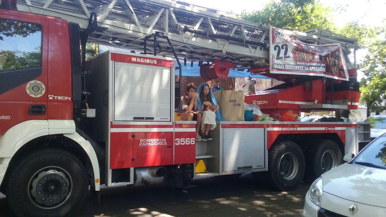 Familiares de víctimas de Salta 2141 y Bomberos repartieron juguetes.