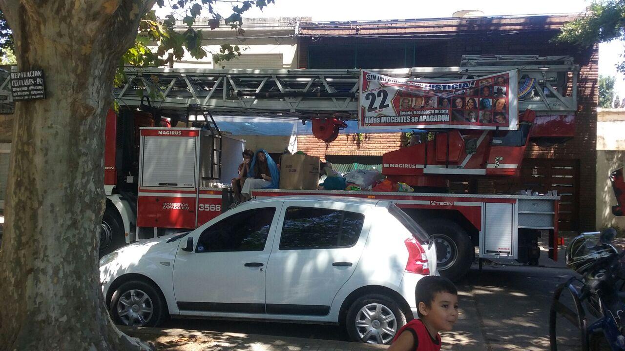 Familiares de víctimas de Salta 2141 y Bomberos repartieron juguetes.