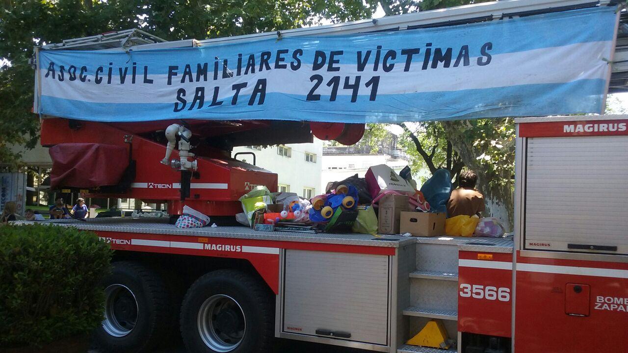 Familiares de víctimas de Salta 2141 y Bomberos repartieron juguetes.