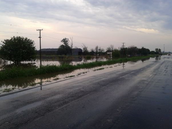Varias rutas cortadas por agua sobre la calzada