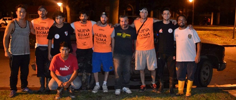 De noche, también se juega en la Escuelita Deportiva Nueva Roma.