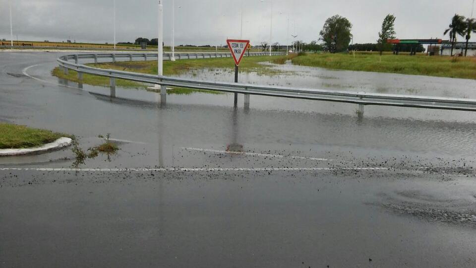 Algunas rutas continúan cortadas con agua sobre la calzada
