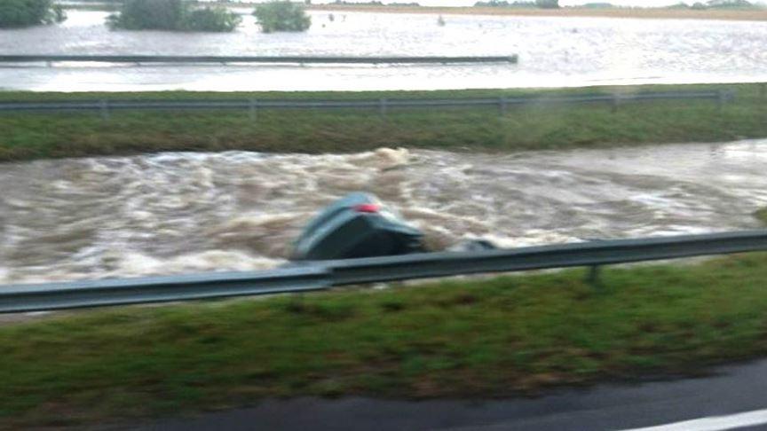 El auto semi sumergido junto a la traza, descubierto por automovilistas.