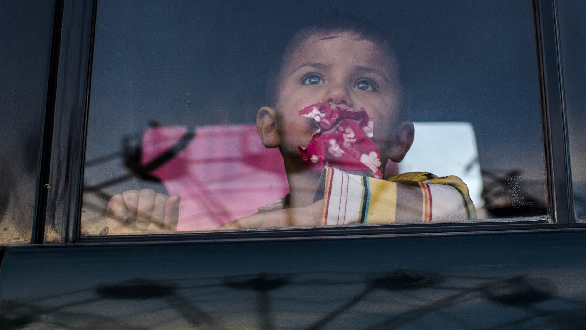 Encerraron a sus cuatro hijos en el auto y se fueron de compras
