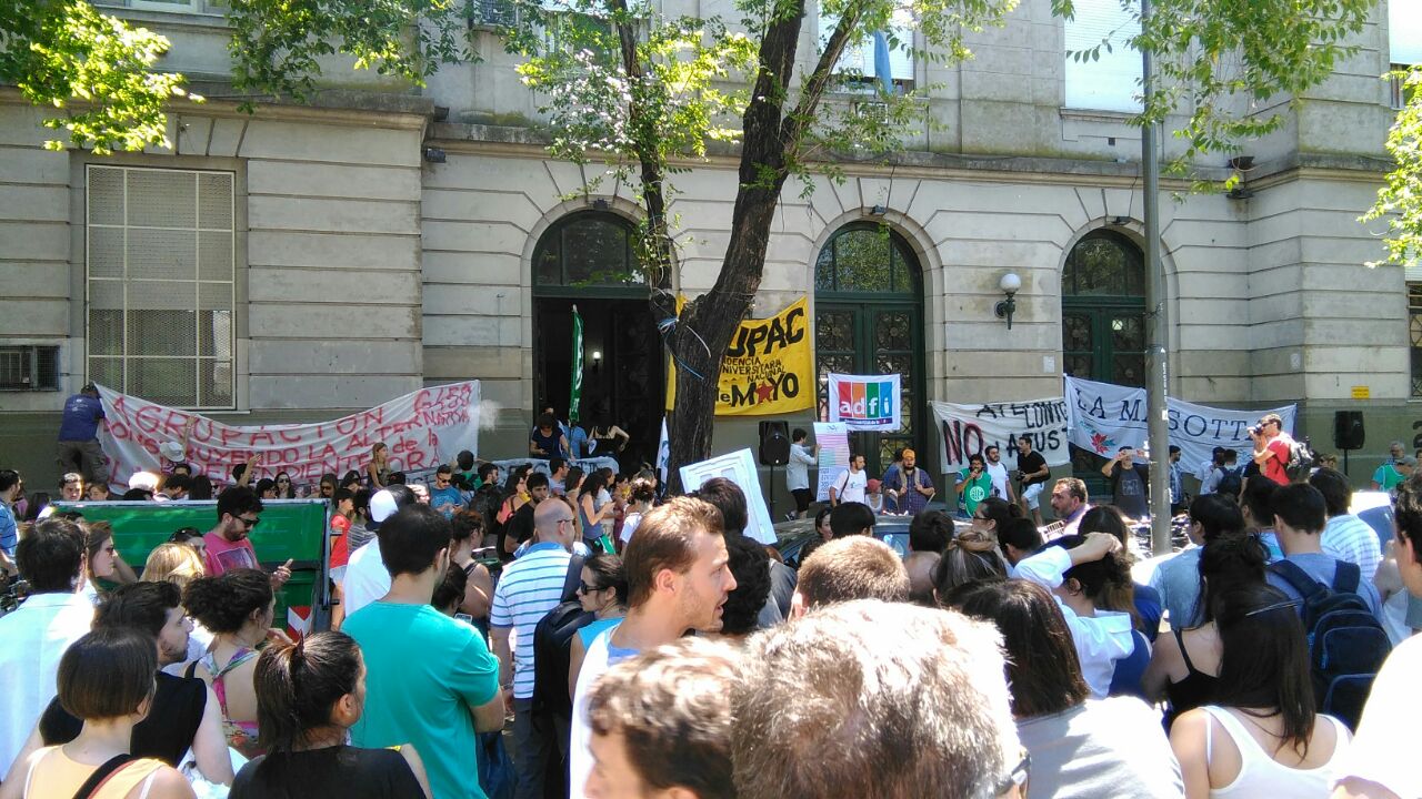 La asamblea se realizó frente a Ingeniería en avenida Pellegrini (Crédito COAD).