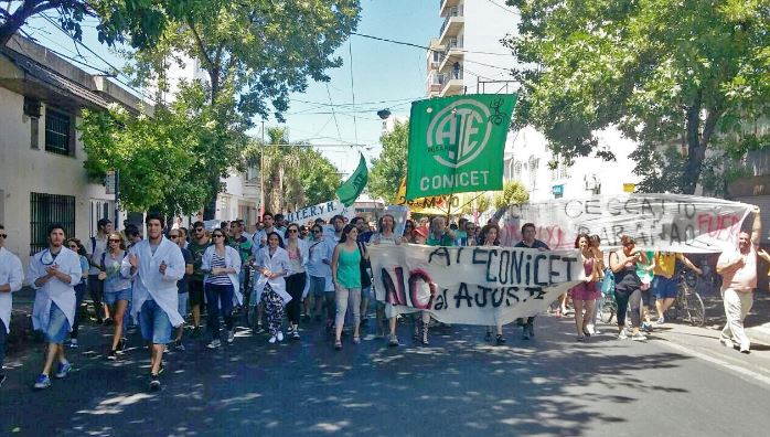 Los investigadores marcharon desde las 11 desde el CCT (Crédito: ATE Rosario).