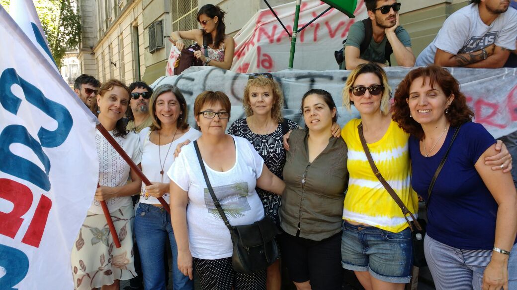 La asamblea se realizó frente a Ingeniería en avenida Pellegrini (Crédito COAD).