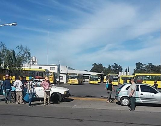 La protesta obrera que bloquea el playón de la empresa.