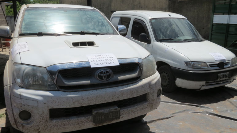 Las dos camionetas recuperadas.