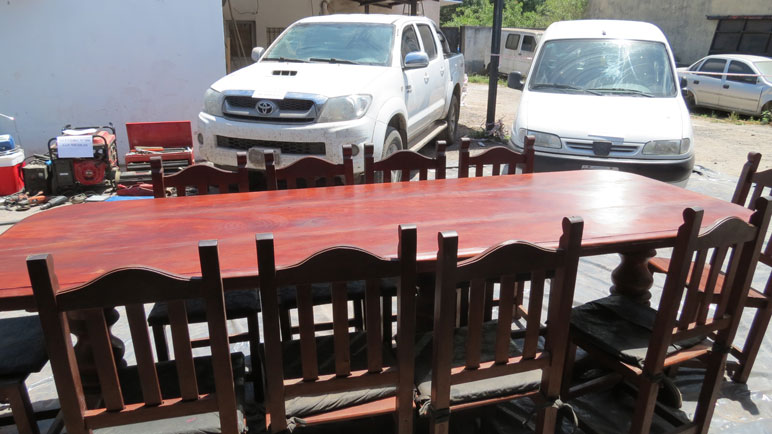 Encontraron una mesa y dos camionetas robadas.
