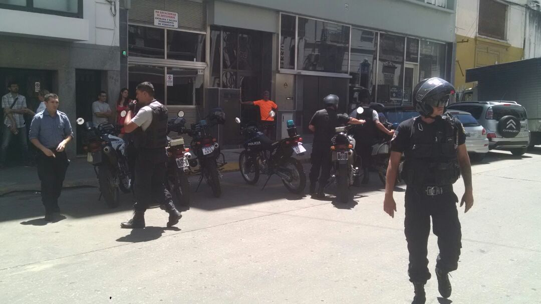 Varios móviles llegaron a la entidad ubicada en Cortada Ricardone 1345.