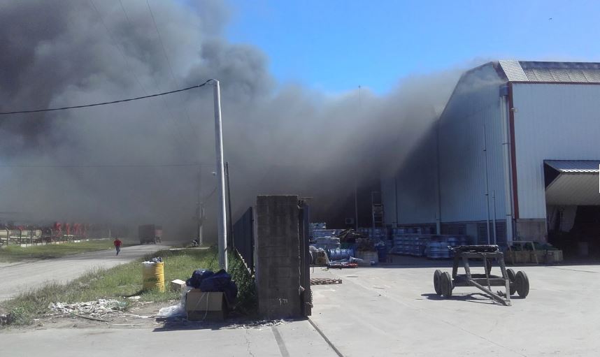 Al momento del incendio había 80 operarios que pudieron evacuar, uno de ellos perdió la vida (Foto: Radio las Rosas)