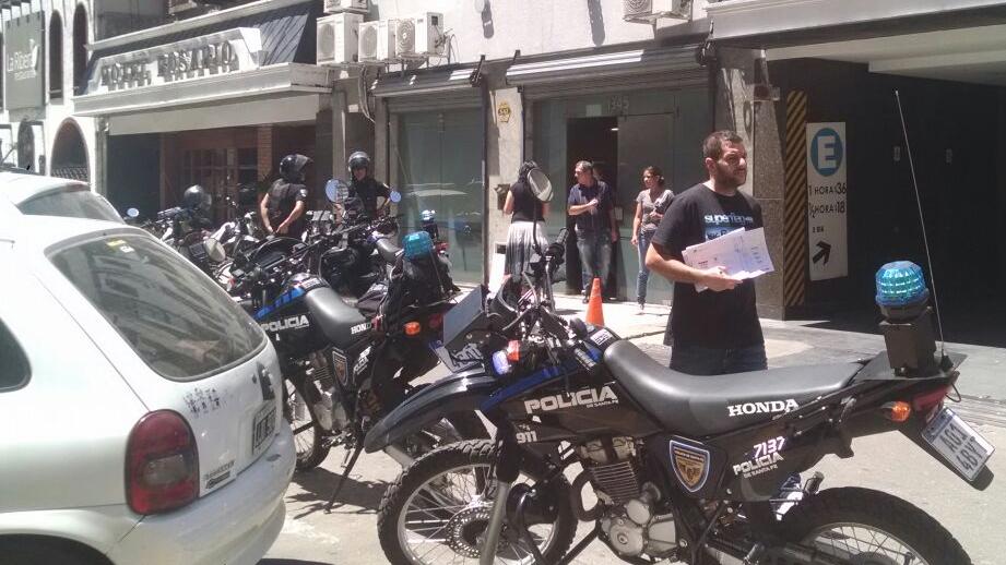 Varios móviles llegaron a la entidad ubicada en Cortada Ricardone 1345.