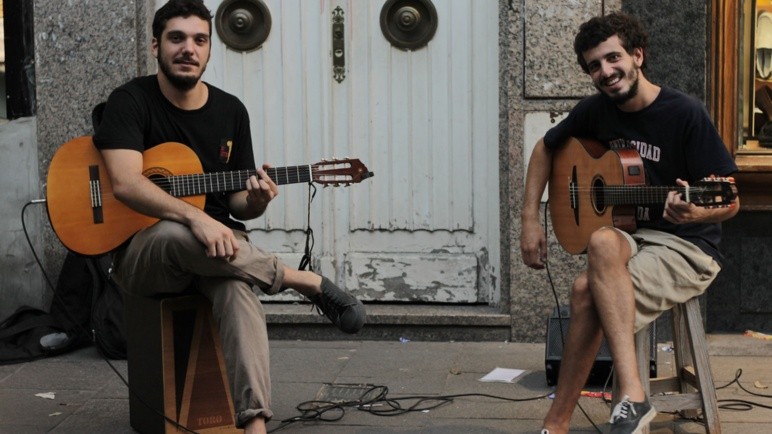 Los músicos callejeros de Rosario se suben al escenario más alto de la ciudad