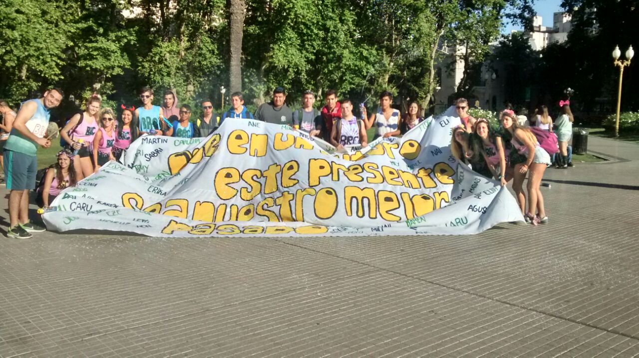 Loss estudiantes del Colegio Urquiza mostraron la bandera usurpada a los de 5º, en plaza San Martin.