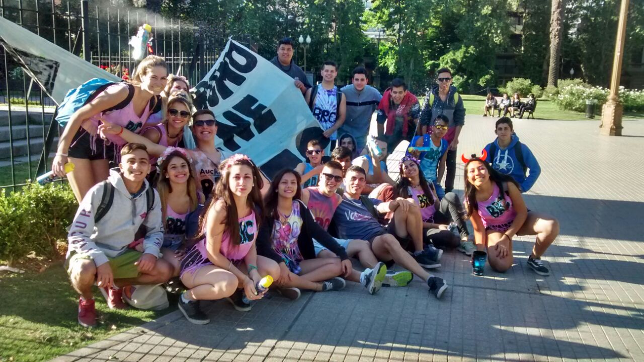 Estudiantes del Urquiza junto a su bandera en la plaza San Martín.