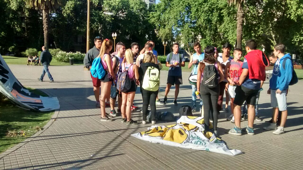 El centro despertó con los festejos de estudiantes secundarios
