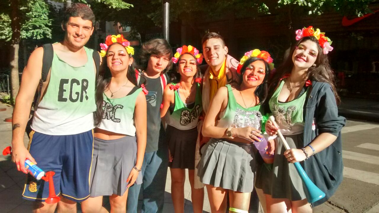 Jóvenes del Colegio San Jorge festejando en la esquina de Córdoba y Pte. Roca (RosarioPlus)