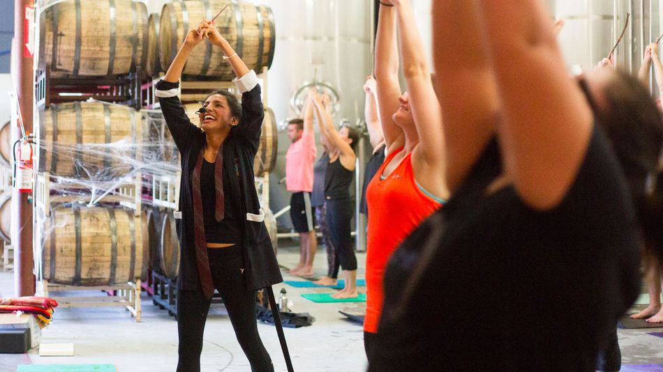 Una extraña clase de yoga para festejar Halloween.